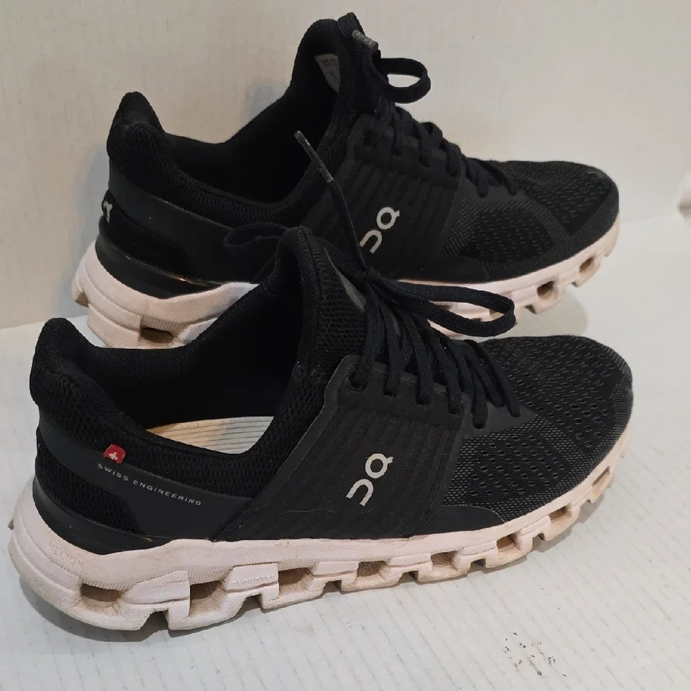On Running CloudSwift Women's Black and White Athletic Shoes Size 8.5 - Picture 3 of 9